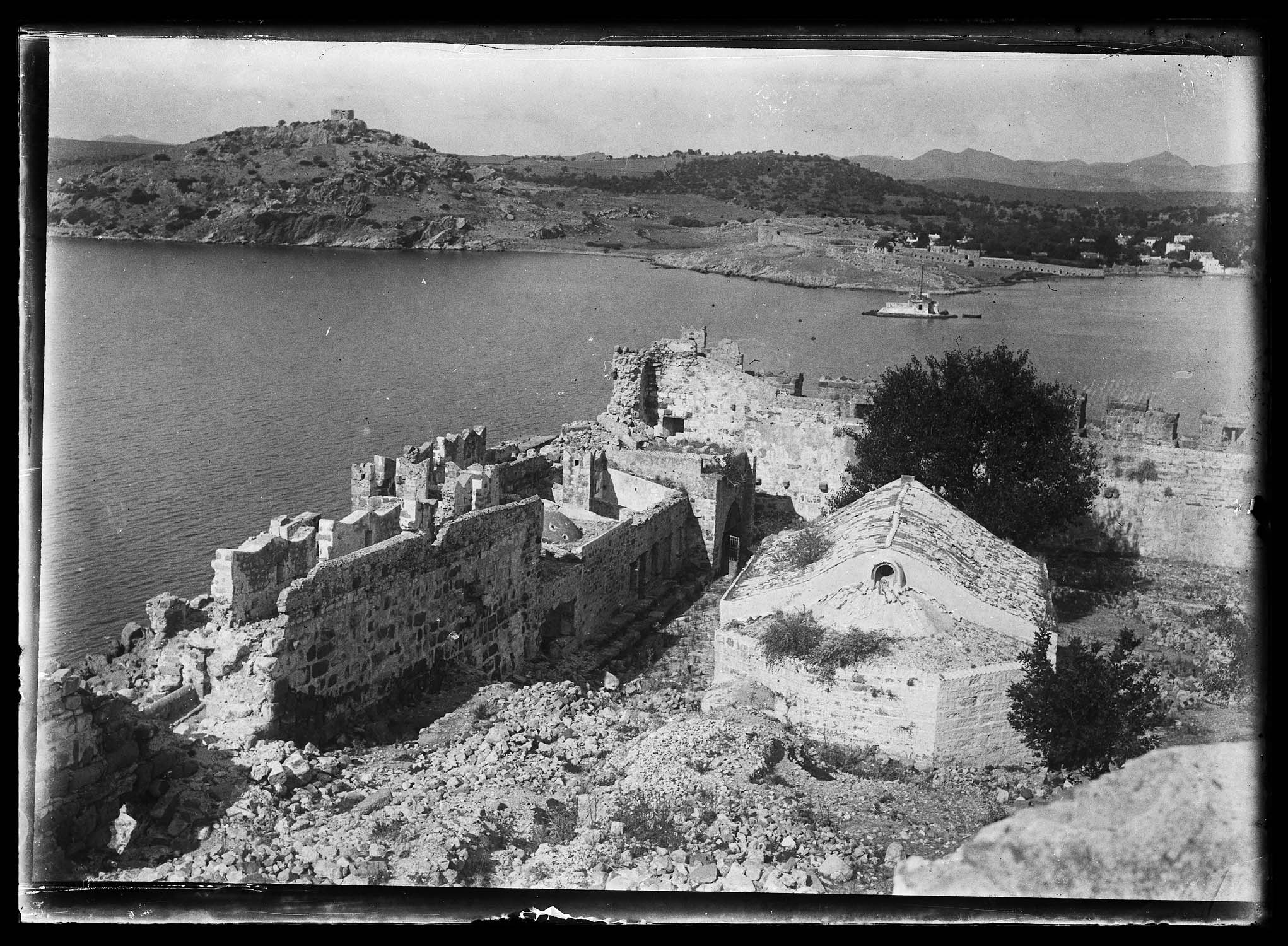 Vue de la chapelle et de la courtine méridionale depuis les abords de la tour d'Italie